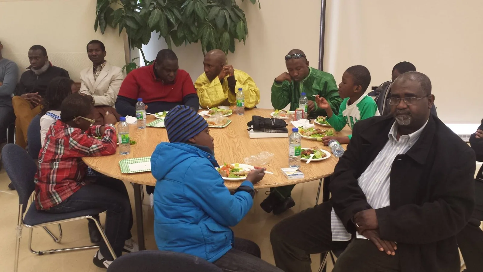 Une réunion autour d'une table ronde dans la salle du centre.