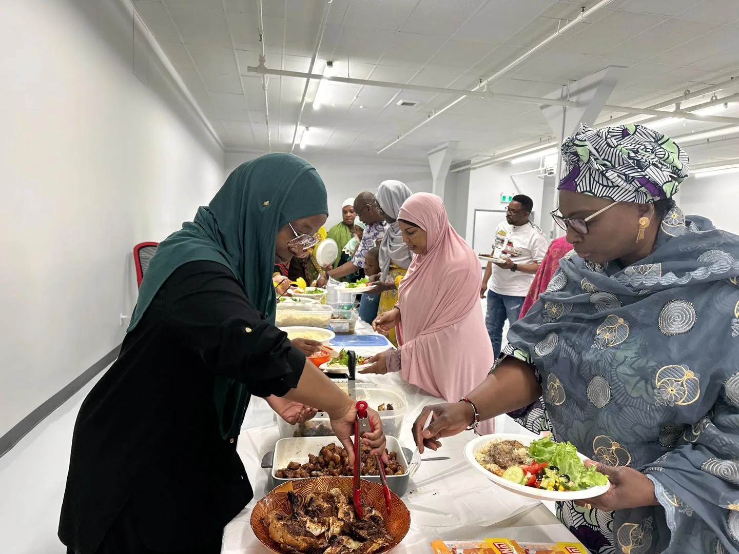 Un repas servi dans la salle communautaire du centre.