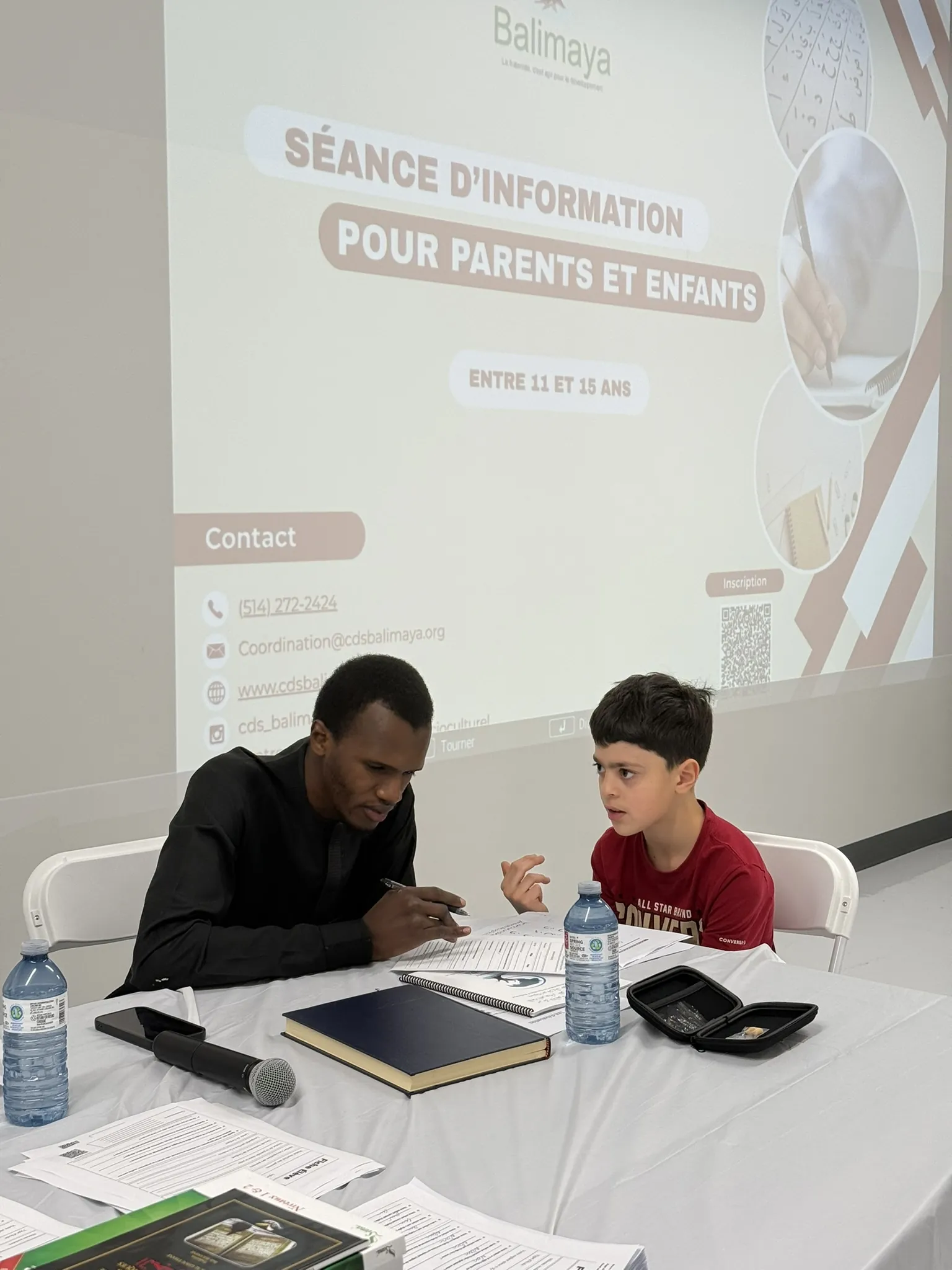 Une séance d'information pour les parents, projecteur allumé.