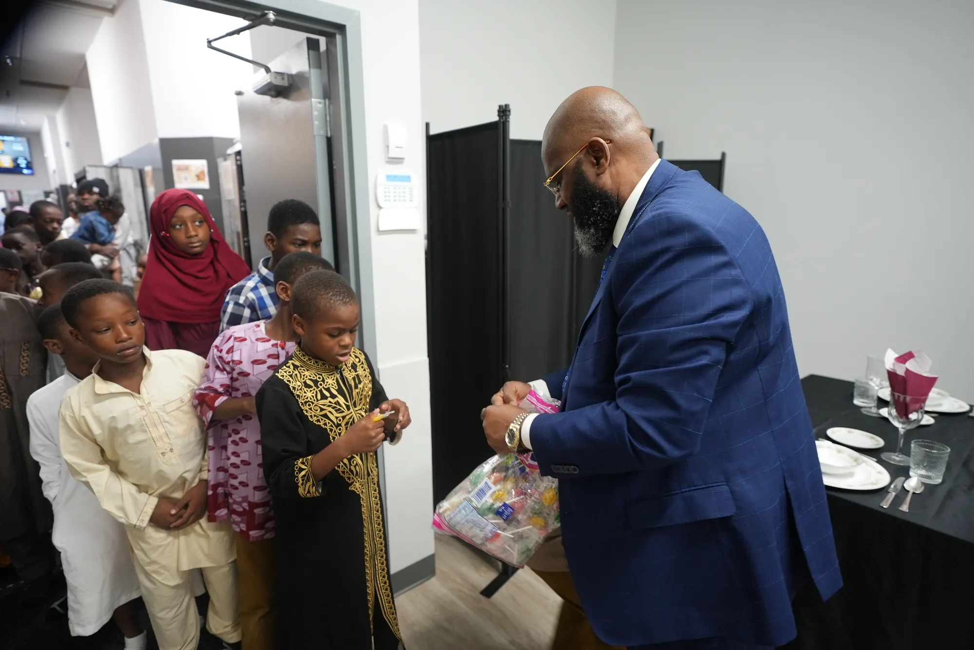 Des cadeaux remis aux enfants à la sortie de la salle.