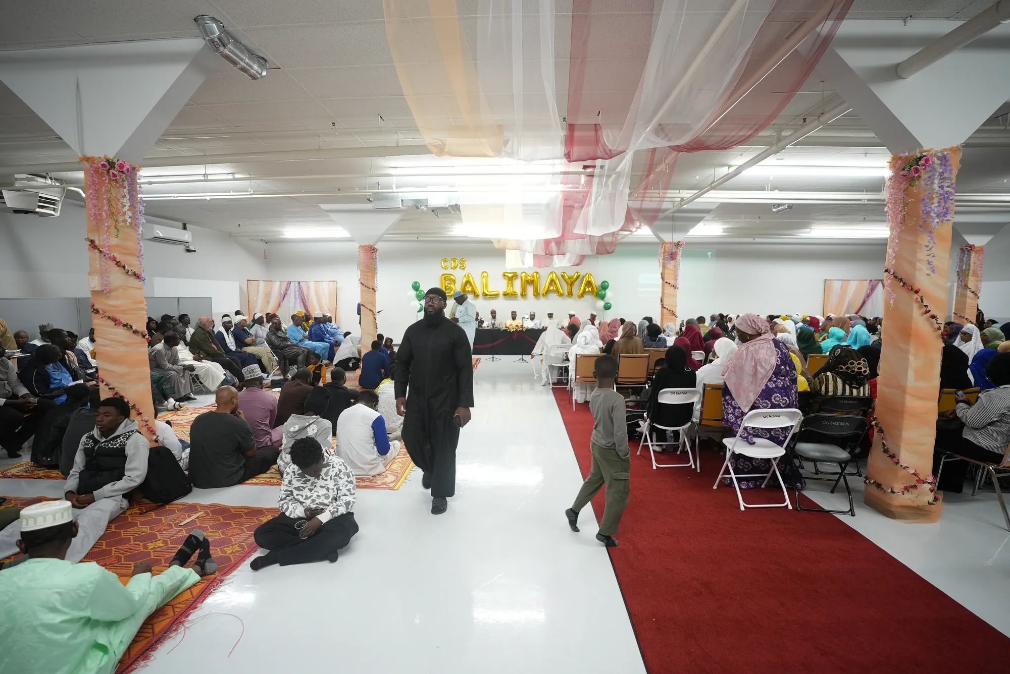 La salle pleine lors d’un évènement du centre, sous la bannière Balimaya.