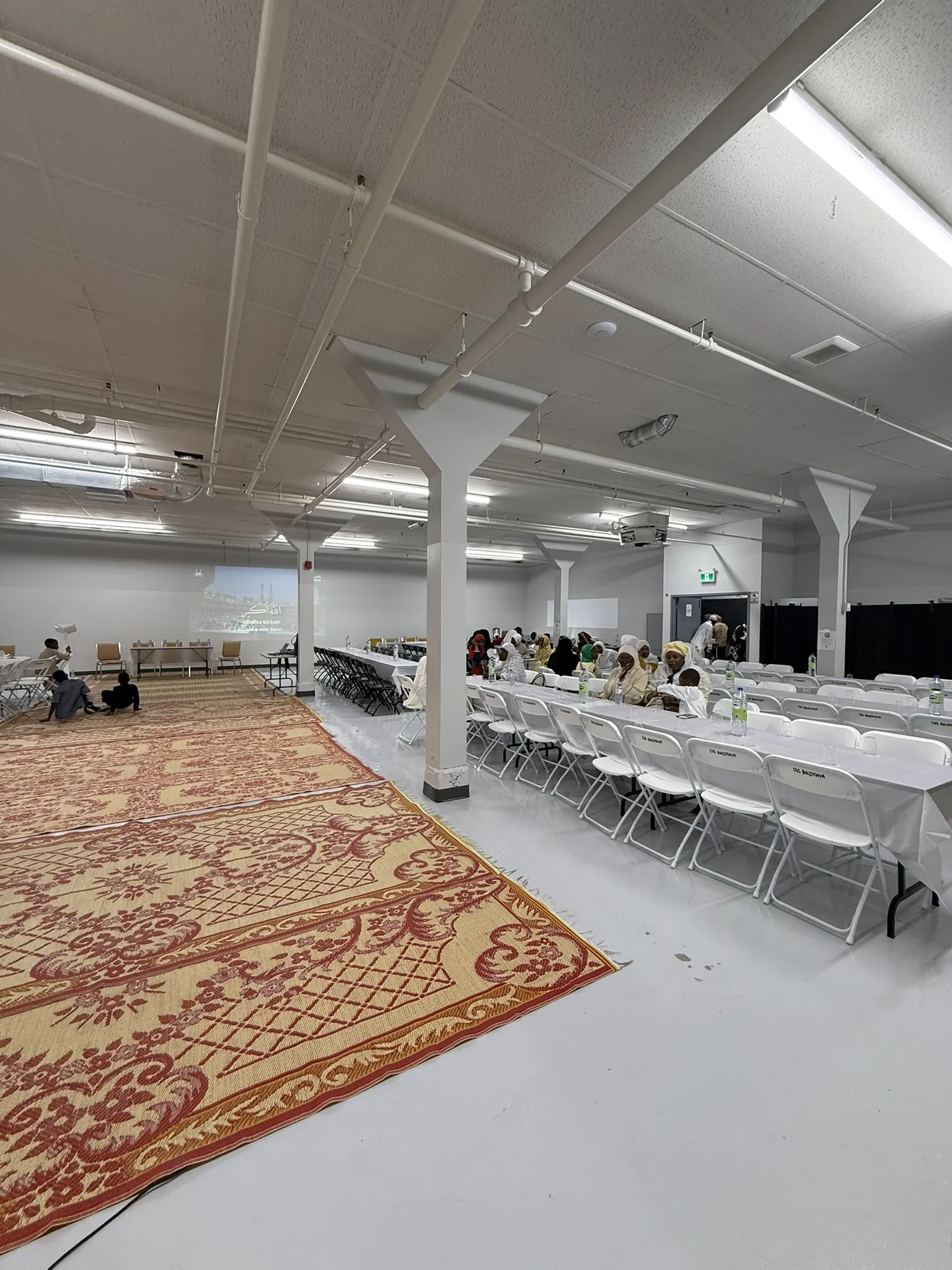 La salle du centre, tables dressées.