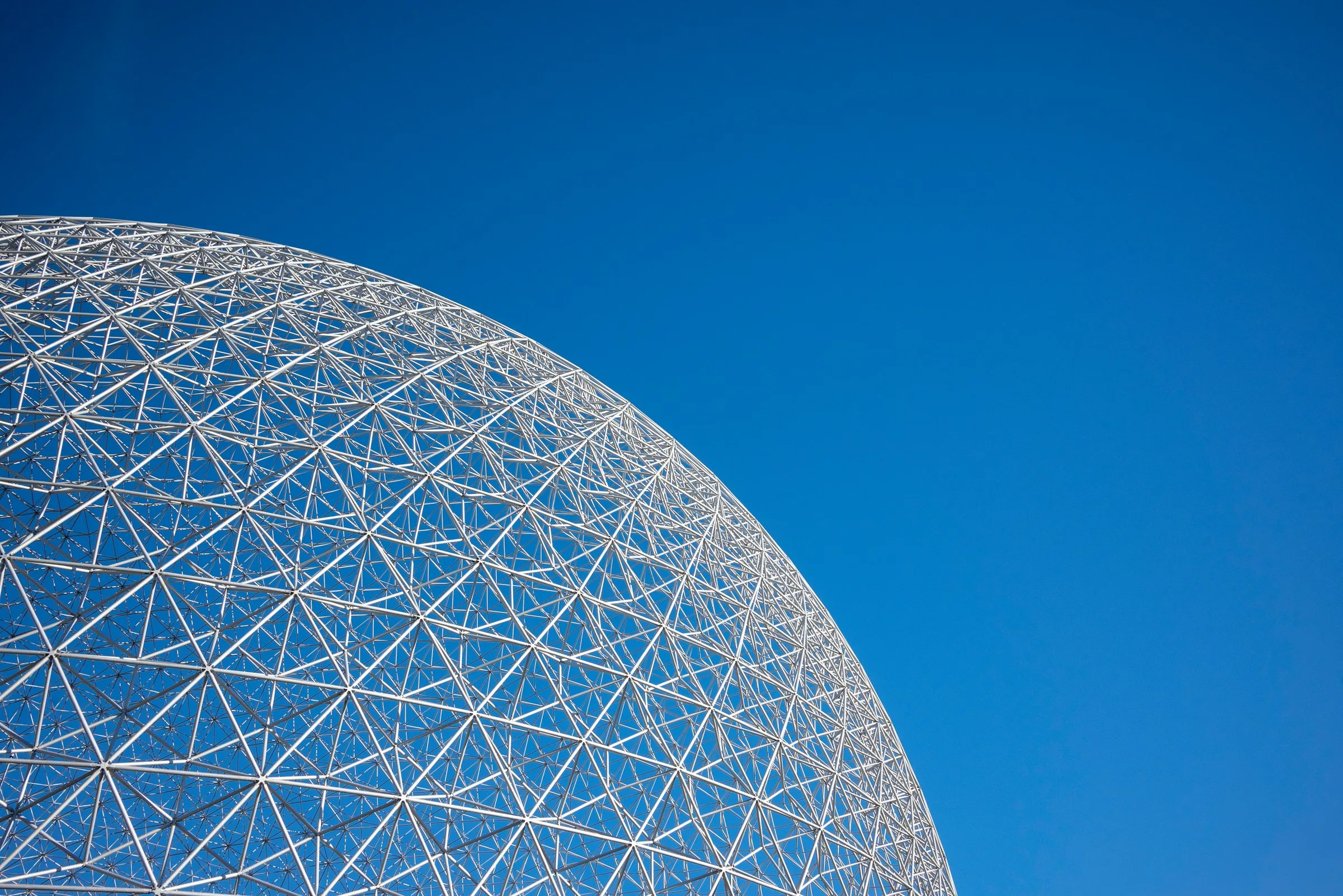 La Biosphère de Montréal, sa coupole géodésique contre un ciel bleu.