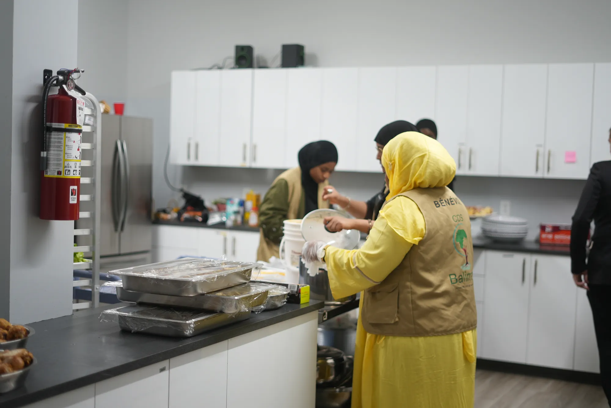 La cuisine, des bénévoles préparant le service.