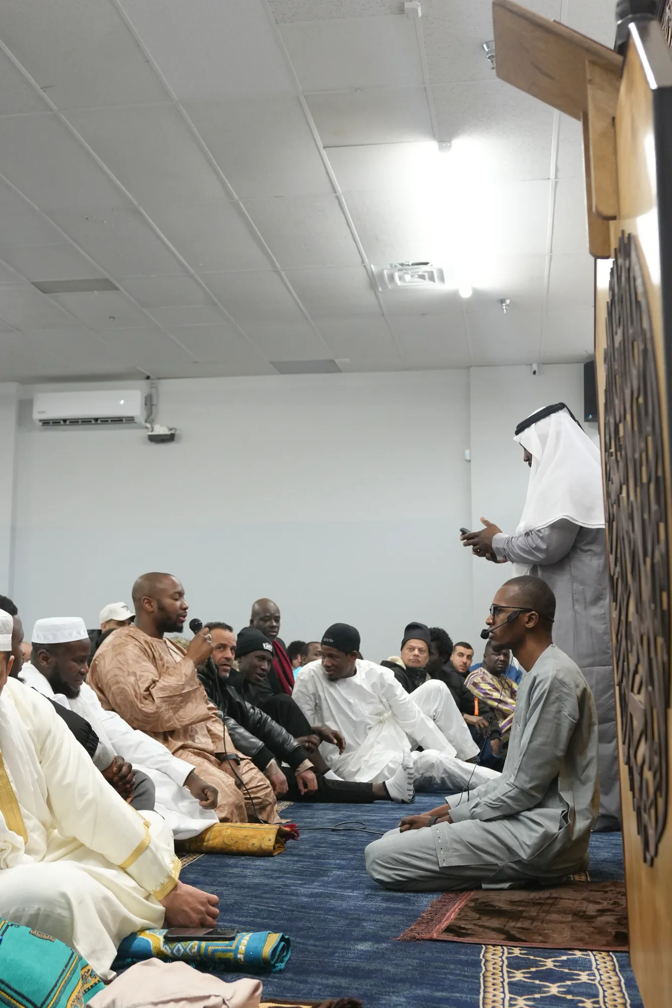 Une causerie sur le tapis de la salle de prière.