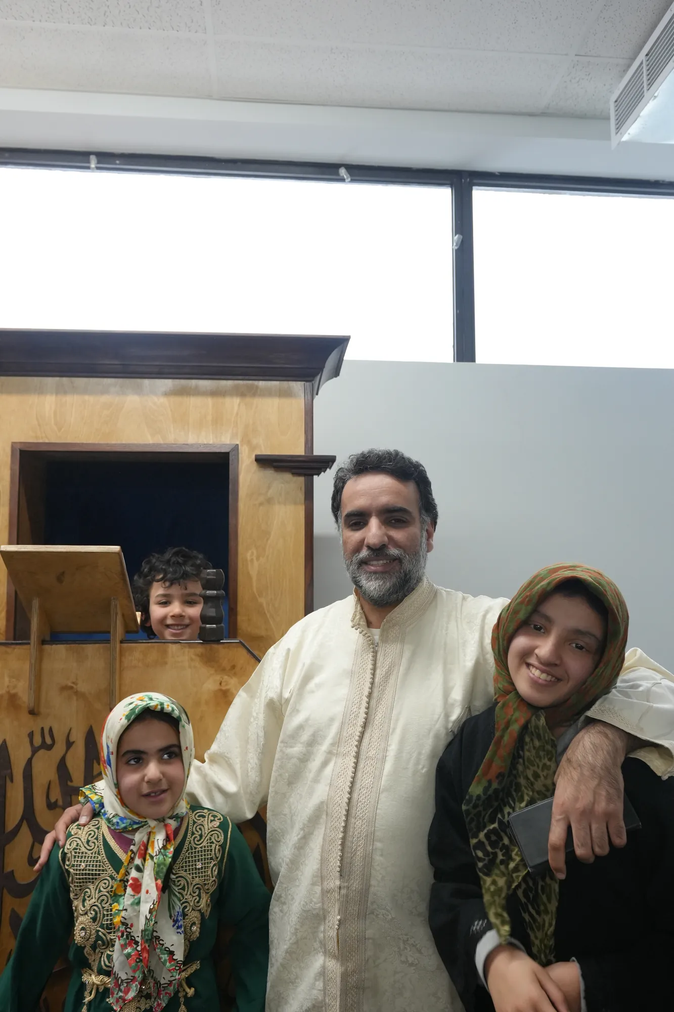 Une famille photographiée devant le minbar.