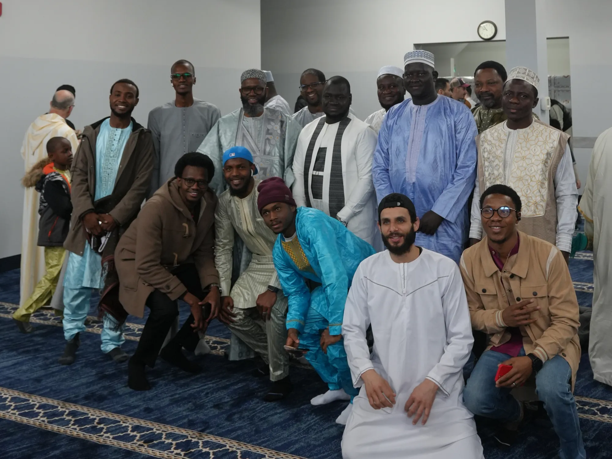 Une grande photo de groupe dans la salle de prière, petits et grands.