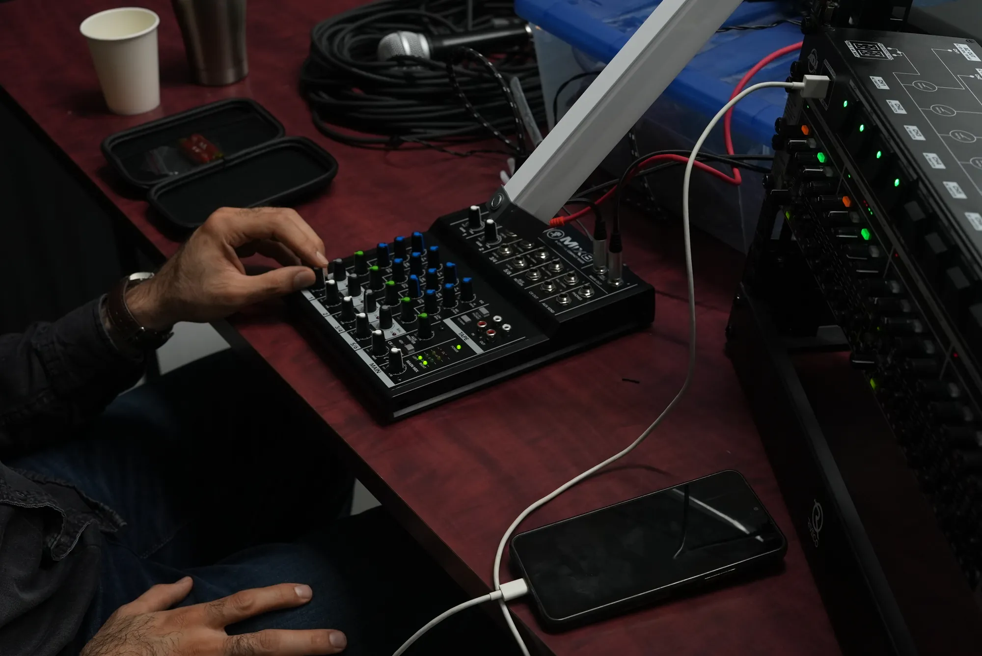 La table de mixage et le matériel de sonorisation.